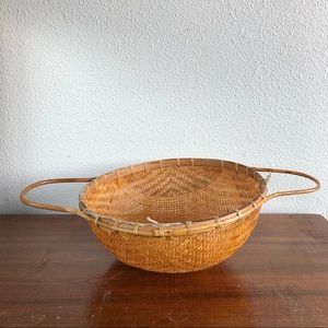 round wicker basket with bamboo handles